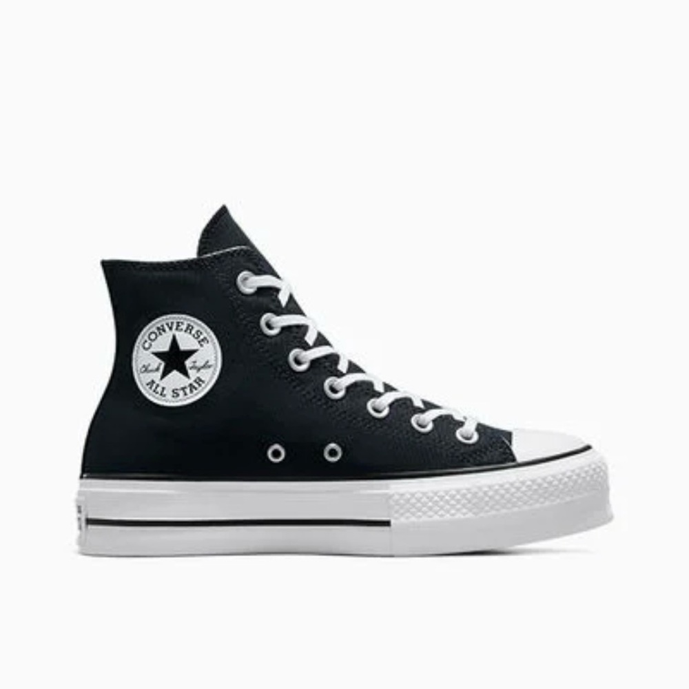 Converse 
Size 8
Black/White
